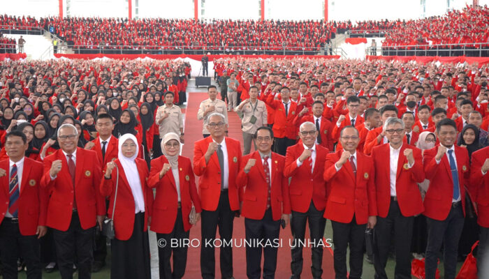 Di Hadapan 8.724 Mahasiswa Baru, Rektor Unhas Satukan Semangat Berprestasi.