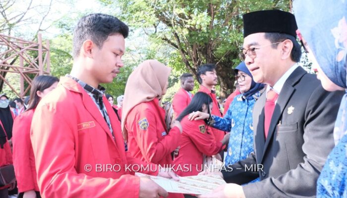 Unhas Serahkan Beasiswa Dari Dana Abadi Kepada 120 Mahasiswa