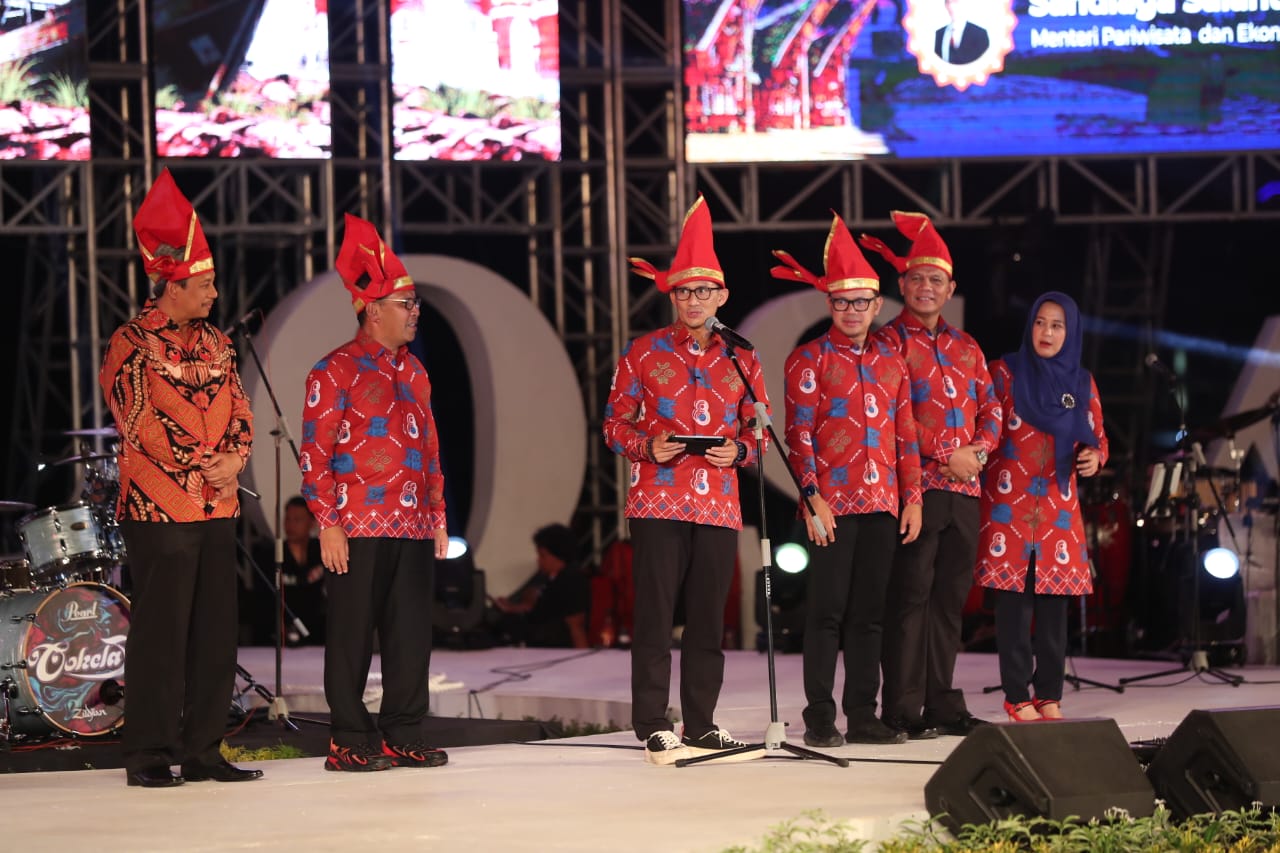 Menteri Pariwisata dan Ekonomi Kreatif, Sandiaga Salahuddin Uno untuk kedua kalinya kembali hadir dan membuka secara resmi event Makassar Internasional Eight Festival and Forum (F8) yang digelar di anjungan Pantai Losari, Rabu (23/08/2023).