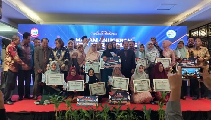24 Guru dan kepala sekolah di Makassar Terima Penghargaan dari Dewan Pendidikan Makassar. Rudianto Lallo: Kesejahteraan Guru Harus Diperhatikan