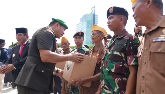 Kasad Berikan 1.000 Paket Sembako Kepada Veteran, Warakawuri, Anak Yatim, Anak Berkebutuhan Khusus dan Fakir Miskin Di Hari Juang TNI AD ke-78 Tahun 2023 Terpusat di Kodam XIV/Hsn