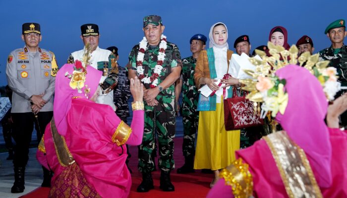 Mayjen Bobby Tiba di Kota Anging Mammiri Disambut Adat Bugis-Makassar