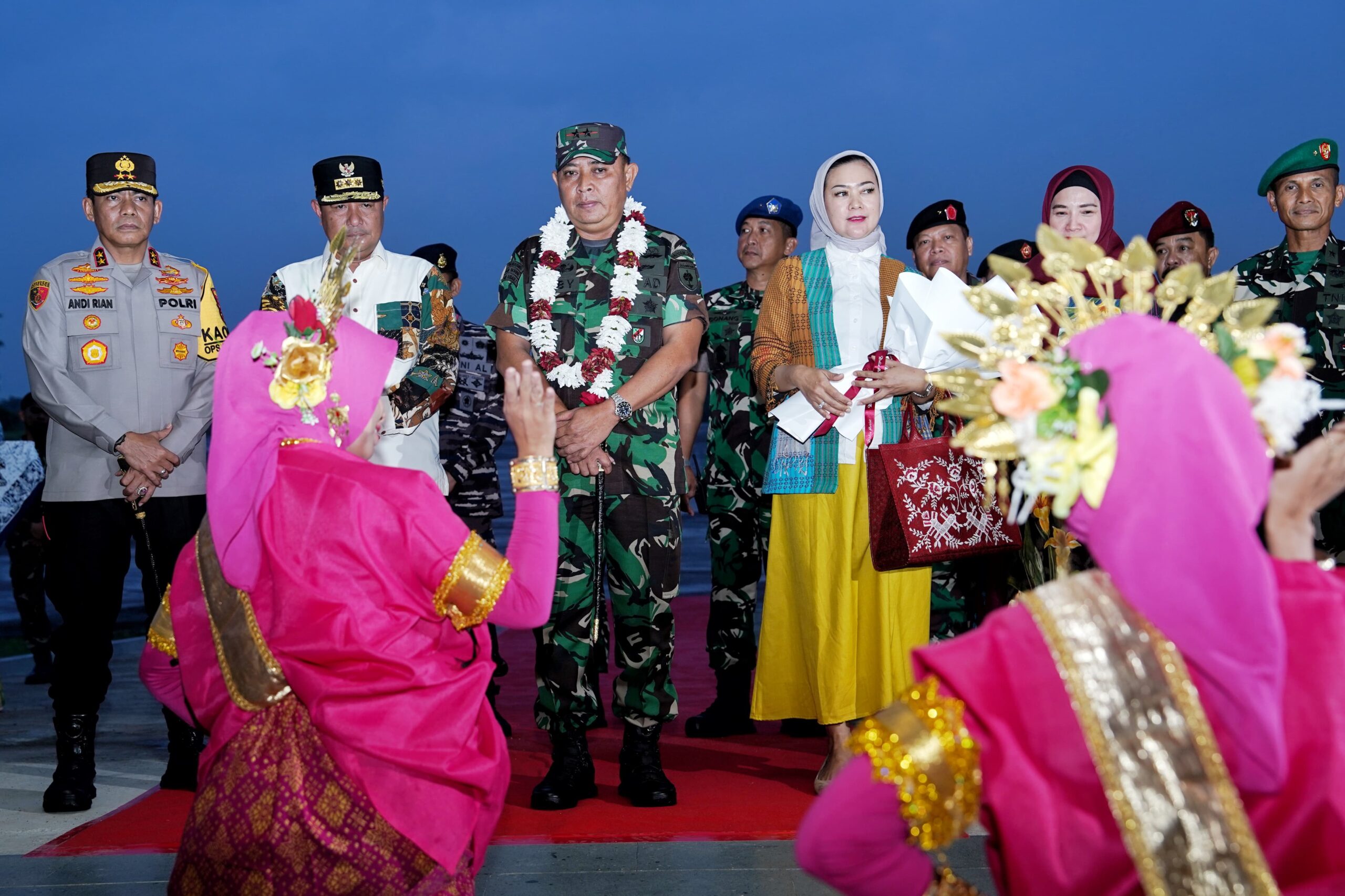 Mayjen Bobby Tiba di Kota Anging Mammiri Disambut Adat Bugis-Makassar