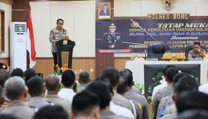 Kunjungan Kerja Ke Polres Bone, Kapolda Sulawesi Selatan berikan arahan kepada Personel Polres Bone.