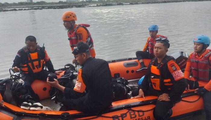 BPBD-Damkar Kota Makassar Perkuat Tim SAR Gabungan, Cari Korban Kapal Terbalik di CPI