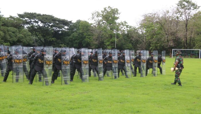 Yonif 700/WYC dan Yon Zipur 8/SMG Gelar Latihan Penanggulangan Huru Hara