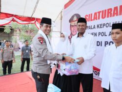 Baksos di Sinjai, Kapolda Sulsel Bagikan Ribuan paket Sembako Ke Masyarakat Kurang Mampu