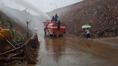 Persiapan Verifikasi Adipura, Dinas Damkar Makasar Lakukan Penyemprotan Echo Enzim di TPA Antang