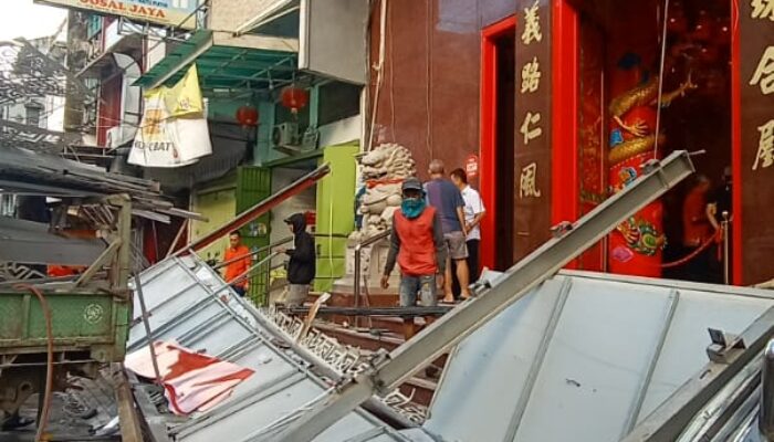 Kanopi Klenteng Kwan Kong Makassar Ambruk, 2 Pekerja Dilarikan Ke Rumah Sakit