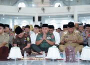 Pangdam XIV/Hsn Bersama Masyarakat Sulsel Mengikuti Zikir dan Doa Kebangsaan Untuk Pemilu Damai 2024