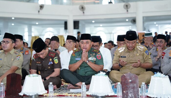 Pangdam XIV/Hsn Bersama Masyarakat Sulsel Mengikuti Zikir dan Doa Kebangsaan Untuk Pemilu Damai 2024