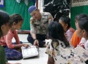 Dua personel Polres Pelabuhan, meluangkan waktu Nyambi jadi guru ngaji di Pulau Barrang Caddi, Kecamatan Sangkarrang.