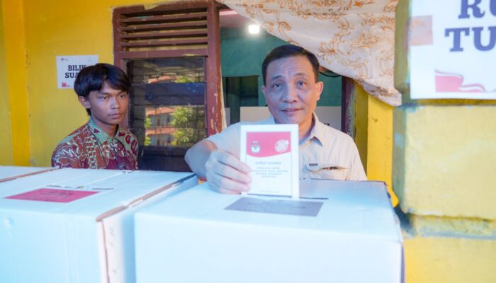 Kajati Sulsel Gunakan Hak Suara, Memilih Sesuai Hati Nurani Semoga Pemilu 2024 ini Berjalan Aman dan Lancar