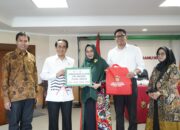 FK Unhas Serahkan dana abadi dari Alumni Rp 400 Juta ke Unhas