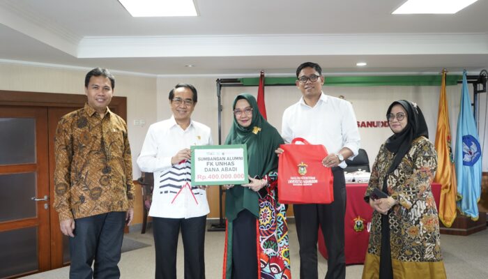 FK Unhas Serahkan dana abadi dari Alumni Rp 400 Juta ke Unhas