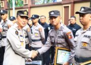 Apresiasi Perolehan Nilai Kompetensi Tertinggi, Kadiv Humas Beri Beasiswa 6 Bintara