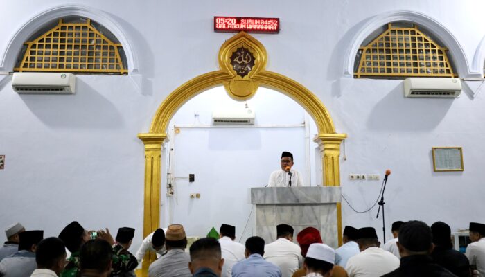 Bawakan Ceramah Singkat di Subuh Pertama Ramadan 1445 Hijriah, Danny Pomanto Ingatkan Peran Jagai Anakta’