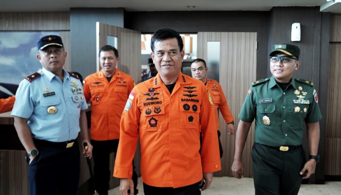Usai Berkunjung di Kota Makassar, Irdam XIV/Hsn Mewakili Pangdam Mengantar Keberangkatan Kabasarnas RI