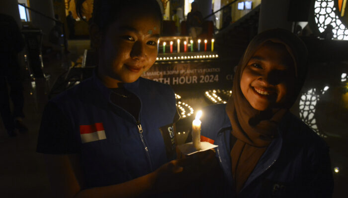 Claro Makassar menjadi venue utama perayaan Earth Hour di Makassar, Sulawesi Selatan pada Sabtu 23 Maret 2024 sore hingga malam