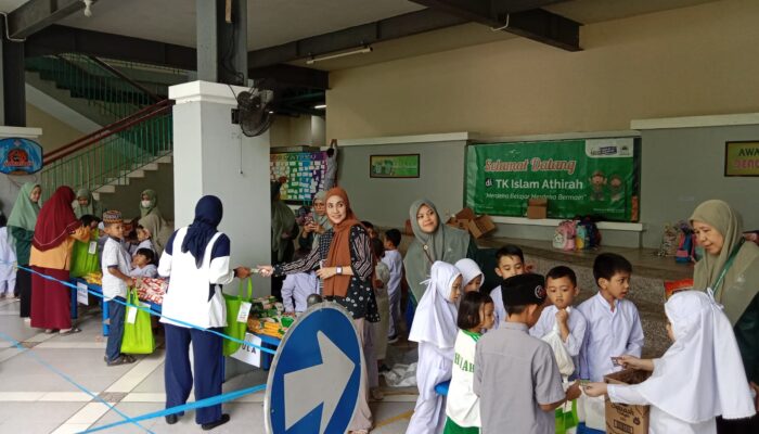 TK Islam Athirah 1 Makassar melaksanakan kegiatan berbagi sembako