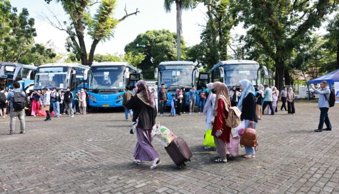 Danny Pomanto dan Pj Gubernur Lepas Ratusan Pemudik Ramadan Berbagi Bahagia Pemprov Sulsel