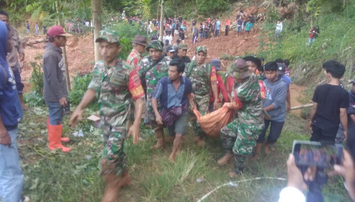 Satu orang telah ditemukan oleh tim sar gabungan pada jarak 6 m dari titik longsor pada pukul 17.15 wita.