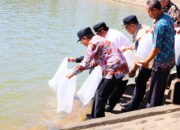 Danny Pomanto Lepas Puluhan Ribu Benih Ikan Air Tawar di Waduk Nipa-Nipa