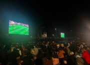 Tidak Peduli Guyuran Hujan, Masyarakat Antusias Nobar Indonesia Vs Irak di Pantai Losari