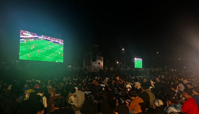 Tidak Peduli Guyuran Hujan, Masyarakat Antusias Nobar Indonesia Vs Irak di Pantai Losari