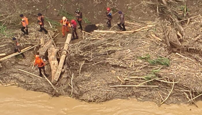 Pencarian Korban Banjir di Kab.Luwu, Terus Dilakukan. Korban Saat ini Sebanyak 12 orang, 10 dinyatakan meninggal dunia dan 2 orang dalam pencarian