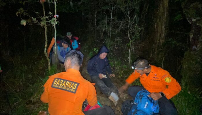 Tim SAR Berhasil Mengevakuasi Medis Satu Pendaki di Gunung Lompobattang