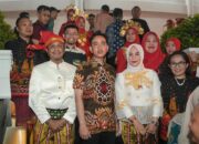 Wakil Presiden Terpilih 2024, Gibran Turut Foto Bersama Peserta Karnaval Kota Makassar