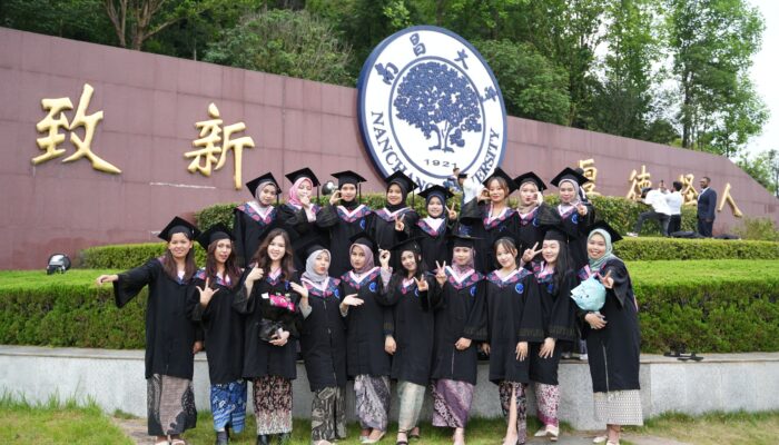 Mahasiswa Unhas Diwisuda di Nanchang University Cina