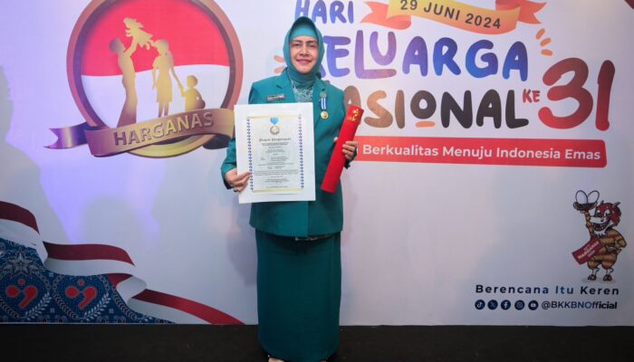 Dedikasi Tinggi dalam Program Pengendalian Penduduk Hantar Indira Yusuf Ismail Raih Manggala Karya Kencana
