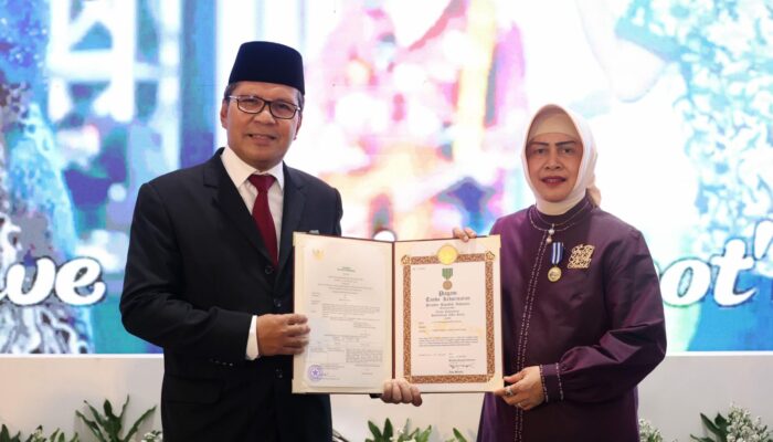 Sinergi Hebat, Pasangan Pemimpin Makassar Danny Pomanto dan Indira Yusuf Ismail Raih Penghargaan Bergengsi