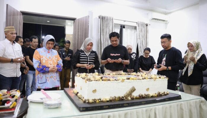 Syukuran HUT ke 43 Tahun, PJ Sekda Diberi Doa dan Suapan Kue Dari Ketua TP PKK Kota Makassar