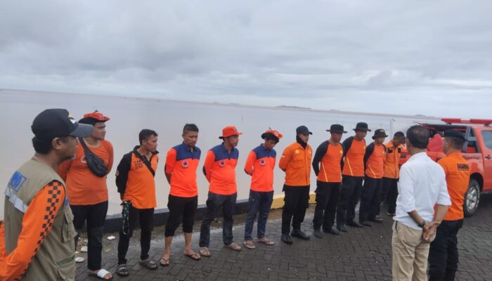 Basarnas Cari ABK KMN Cahaya Madinah yang Terjatuh di Muara Sungai Tangka Sinjai