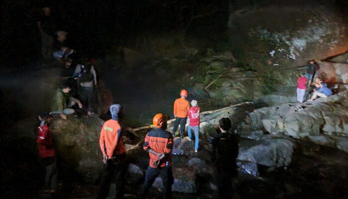 Tuju Orang Personil diterjunkaan Cari Dua Remaja tenggelam di air terjun Jami Kabupaten Maros