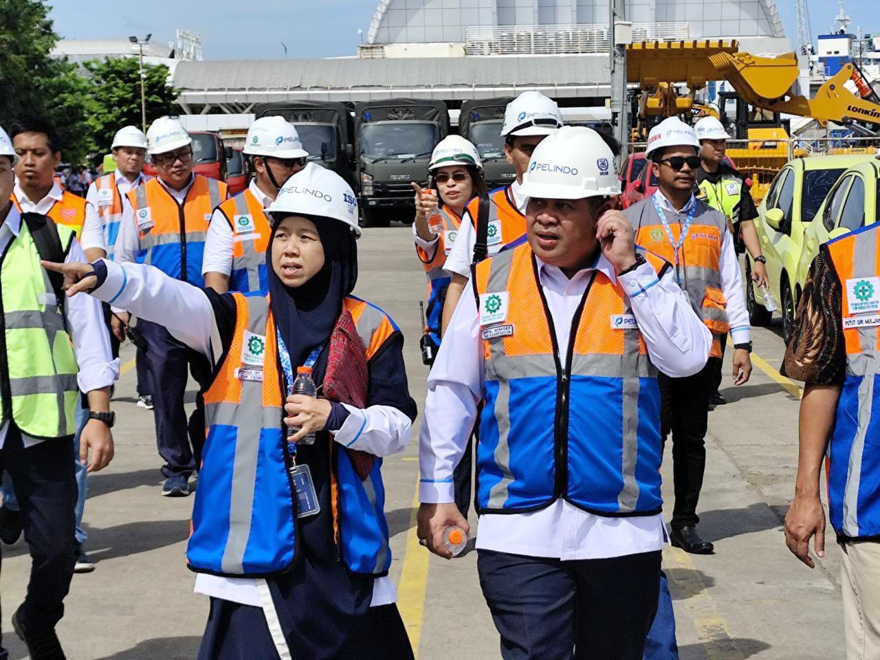 General Manager, Manager Operasi dan Teknik, serta jajaran Pelindo Regional 4 Makassar, dampingi Direktur Pengelola Pelindo saat peninjauan lapangan di Pelabuhan Makassar