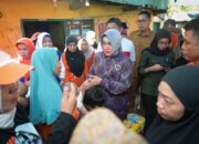 Indira Yusuf Ismail Salurkan Bantuan Kepada Korban Kebakaran di Maccini Gusung