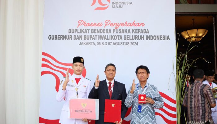 Kepala Kesbangpol Wakili Danny Pomanto Terima Duplikat Bendera Pusaka dari BPIP RI