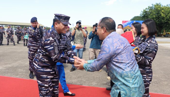 Kunker di Makassar, Danny Pomanto dan Indira Yusuf Ismail Jemput KSAL Laksamana TNI Muhammad Ali di Bandara Lanud Sultan