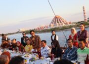 Kuliner Sambil Sailing Naik Phinisi, Peserta KIM Fest 2024 Nikmati Senja di Laut Losari
