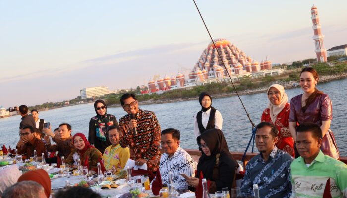Kuliner Sambil Sailing Naik Phinisi, Peserta KIM Fest 2024 Nikmati Senja di Laut Losari