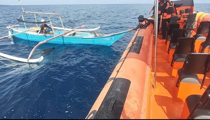 Nelayan Yang  Kapalnya Mengalami Masalah Mesin, Saat ini Telah Dievakuasi dalam Keadaan Selamat