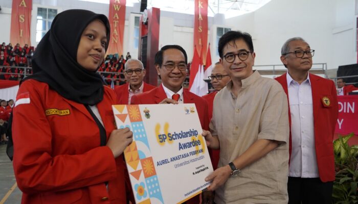 PKKMB Unhas 2024: Arsjad Rasjid Serahkan Beasiswa dan Peluncuran Lecture Theatre