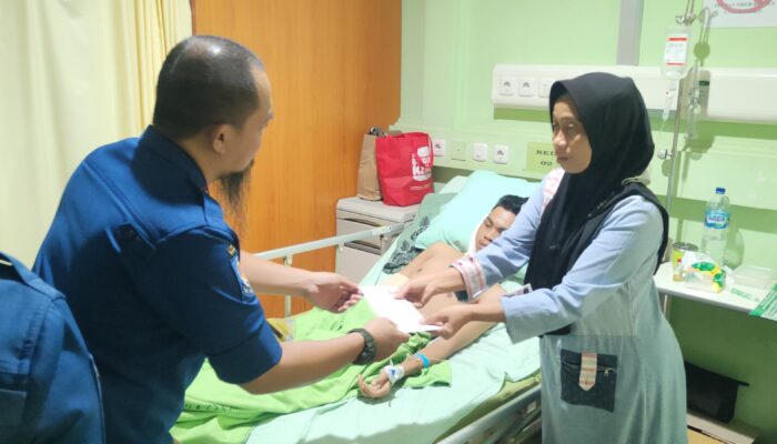 Dinas Damkarmat Makassar Jenguk dan Bantu Korban Lakalantas di RS Pelamonia