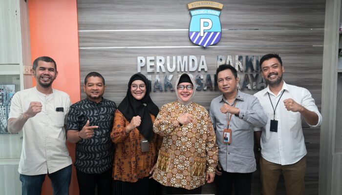 8 Pegawai Perumda Parkir Makassar Terima SK 100%: Indira Yusuf Ismail Pacu Kinerja dan Inovasi