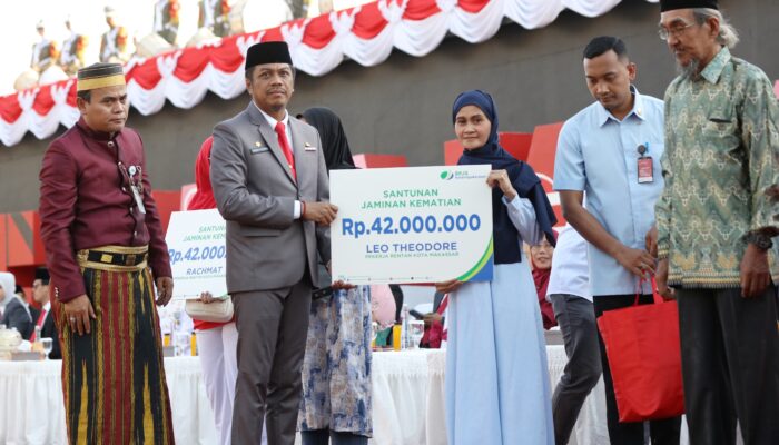 Momen HUT RI 79, Pj Sekda Kota Makassar Lewat BPJS Ketenagakerjaan Berikan Santunan Kepada Ahli Waris