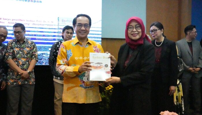 Rektor Unhas Pada Peluncuran Buku Lontara Duri: Penting Pelestarian Budaya Melalui Literatur